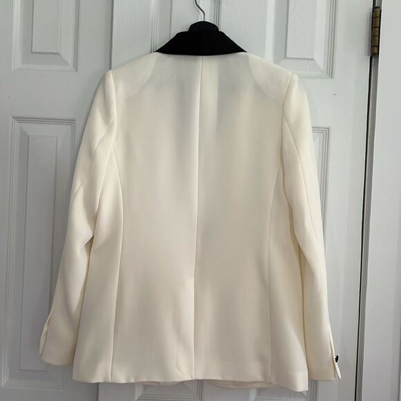 Jennifer Lopez Elegant Cream and Black Tuxedo Blazer - Picture 6 of 15